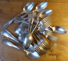 Dix beaux couverts en métal