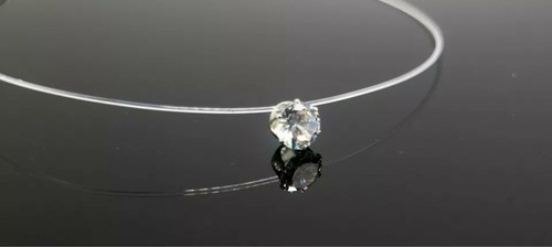 Collier invisible transparent