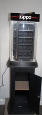 ZIPPO Vitrine tournante et éclairée sur socle servant de réserve avec serrures