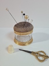 Ancien Pique Aiguilles. Bronze doré cristal Paire de ciseaux Dé.  19ème siècle.