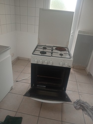 Une cuisinière gaz avec 3 - à,