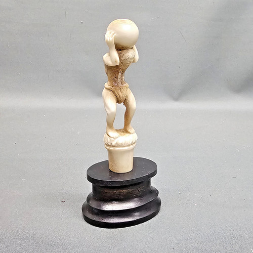 Sculpture sur socle - sur, bois