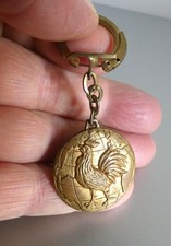 Porte clé Mondial Oil Bordeaux Huile Automobile Garage Station Bidon Coq Or.