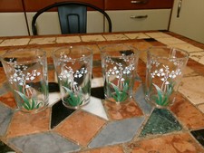 LOT DE 4 VERRES   MOTIF MUGUET   ANNEES 50   HT 9,5CM  D 6.5CM  BON ETAT