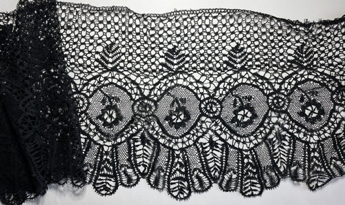 Dentelle ancienne large - -,