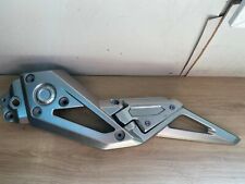 UNE PLATINE ARRIERE GAUCHE