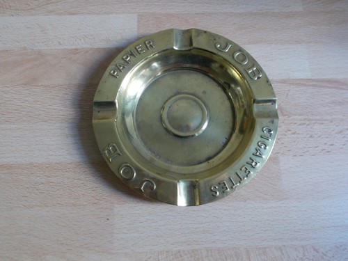 Ancien cendrier métallique