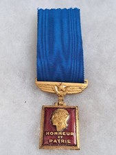 Une médaille " DE L'AÉRONAUTIQUE 1945 ".