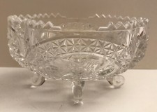 Récipient en verre ou cristal travaillé sur l'ensemble des cotés