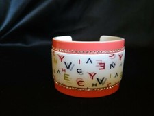 GIVENCHY – MANCHETTE PLEXIGLAS BLANC, CORAIL ET STRASS SIGLE 