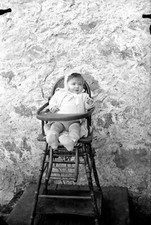 Portrait enfant sur chaise haute ancien négatif photo verre an. 1940