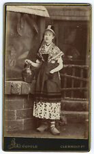 Photo cdv auvergnate au puit poterie art populaire vers 1880 Clermont Ferrand