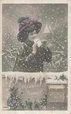 CP BONNE ANNEE FEMME CHAPEAU SOUS NEIGE BOITE A LETTRES 64729