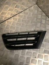 Grille de calandre gauche