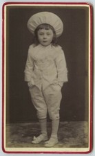 CDV circa 1890. Enfant costumé en Pierrot ou Gille, tout de blanc vêtu. Watteau.