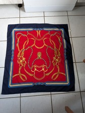 Foulard fond rouge bleu marine et doré 78 cm x 73 cm 100 % polyester