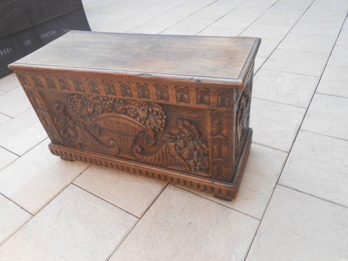 Ancien grand coffre sculpte - grand,