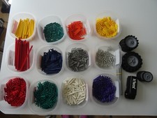 Lot de 17 modèles de pièces K'NEX dont 1 moteur .Voir les photos pour détails .