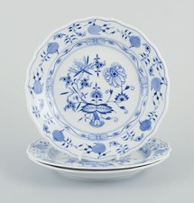 Meissen, trois assiettes en porcelaine à motifs d'oignon bleu. Early 1900s
