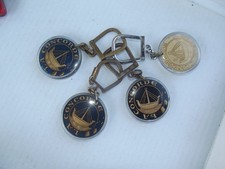TRES BON LOT DE 4 PORTE CLEFS