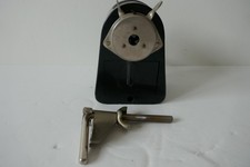 Ancien taille crayon en bakelite Dahle 55 avec son etau design industriel