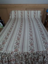 Dessus de lit,  Couvre lit, 220 x 155 cm., avec 3 volants de 50 cm. sur 3 faces