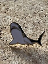 Pin’s Animaux Poissons Squale Grand Requin Blanc Signé Tablo Paris