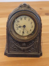 Petite Pendule de table Pendulette ancienne en Régule