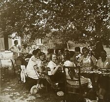 Grande Famille à table Jardin Photo Plaque de verre c1935 Vintage