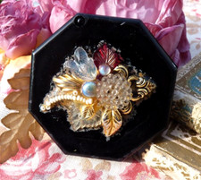 ANCIEN POUDRIER FANTAISIE en plastique décor floral stylisé en verre et métal