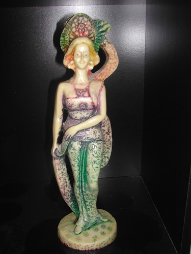 Statue femme signée b - statue,