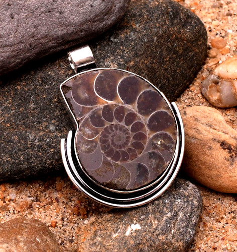 Bijou pendentif fait - , main