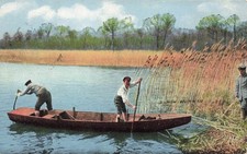 Soldats sur péniche qui sert