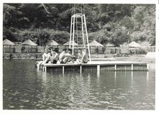 ANCIENNE PHOTOGRAPHIE CONGO AU LAC MA VALLÉE PETIT GROUPE SUR UN PLONGEOIR