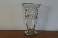 Beau vase ancien en verre épais transparent France H 24.5 Cm , décor pivoine