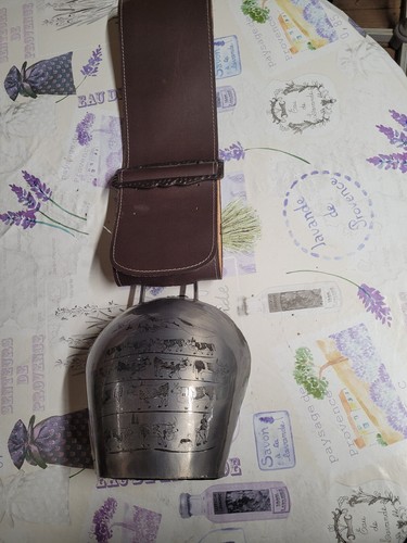 Cloche sculptée poya avec