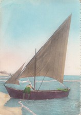 Carte postale 10X15cm LES SAINTES-MARIES-DE-LA-MER barque de pêche pêcheur