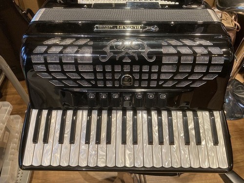 Bugari 130j key - 37-key, 96-bass