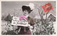 CP FEMME ELEGANTE CHAPEAU PLUMES GANTS PRESENTE PANNEAU VOEUX FLEURS - 18625