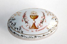 LIMOGES, BONBONNIERE BOITE, SOUVENIR DE COMMUNION en PORCELAINE, DORÉ PEINT MAIN