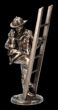 Figurine De Pompier Sauvant Un