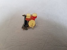 Pin's INSTRUMENT DE MUSIQUE - Batterie Blanc rouge noir (drum)
