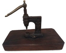 RARE OUTIL ANCIEN DE CORDONNIER PRESSE A ŒILLET DAUDE