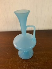 Carafe à long col en opaline bleue