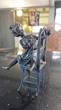 Bronze signé fillette sur chaise en BRONZE ( pas régule )