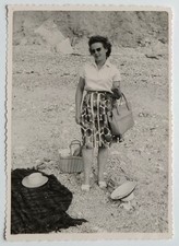 Femme plage galets étretat sacs - Photo vintage snapshot c. 1965