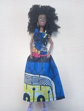 Poupée africaine style barbie avec sa tenue élégante et féminine