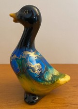 Canard en résine LAÉTITIA –Fabrication Française – Figurine décorative. Ht. 10cm