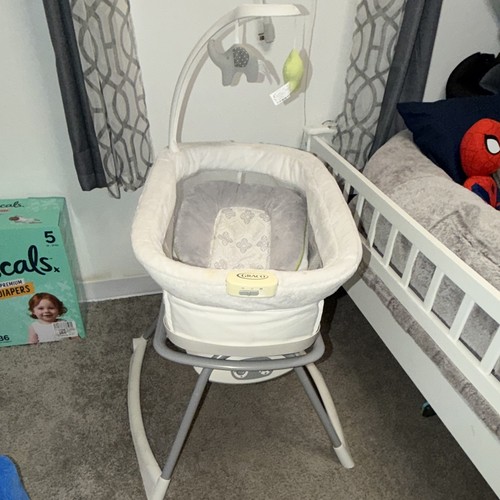 Graco oval rocking bassinet - rocking, w/