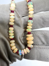 Collier Opales rubis avec  fermoir en or jaune 18k